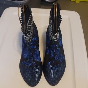 SH181 NWOT Elegant Blue and Black Women's Booties Size 10